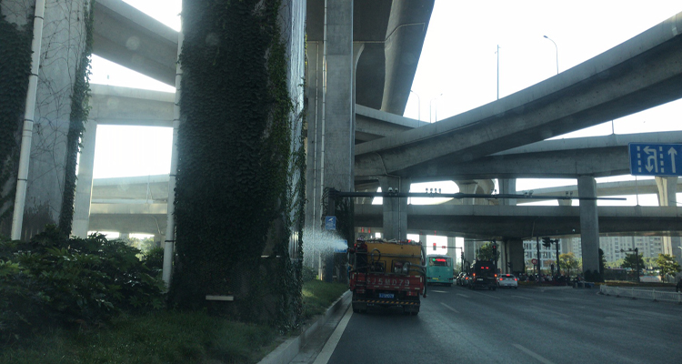 西環路高架下爬山虎、苗木澆水.jpg