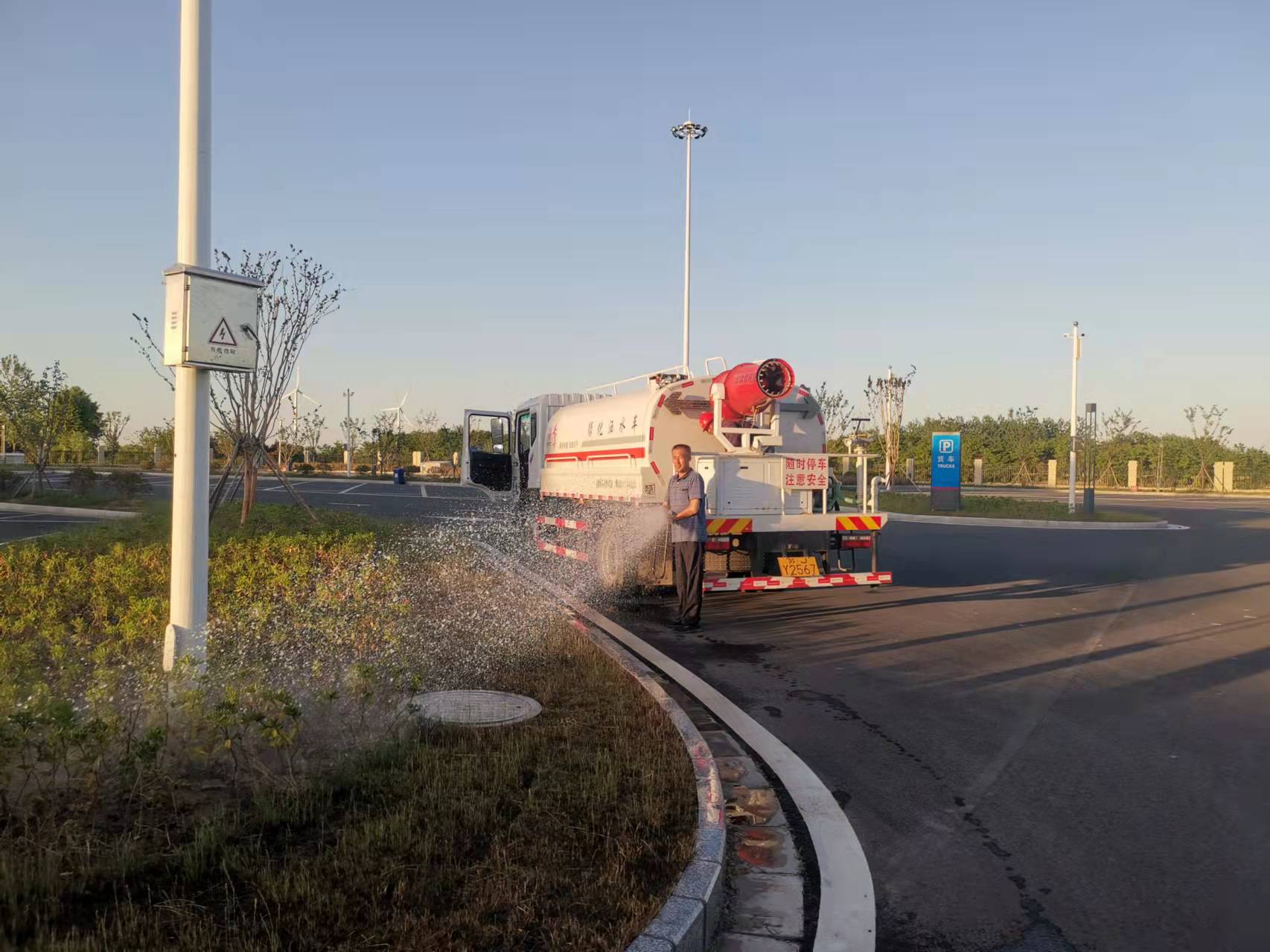 王永建同志“臨危受命”駕駛水車黃尖服務區澆水.jpg