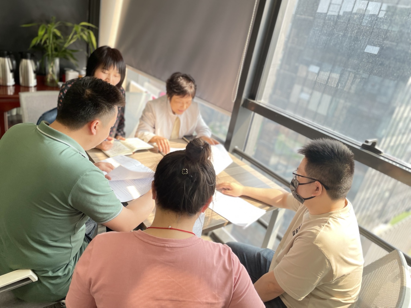 與相關部門座談