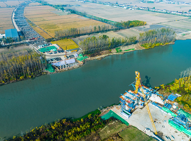 3、跨通榆河特大橋東主墩下部結(jié)構(gòu)施工結(jié)束，并完成制箱梁節(jié)段2個(gè)；西主墩樁基全部完成，即將開(kāi)始承臺(tái)施工.jpg