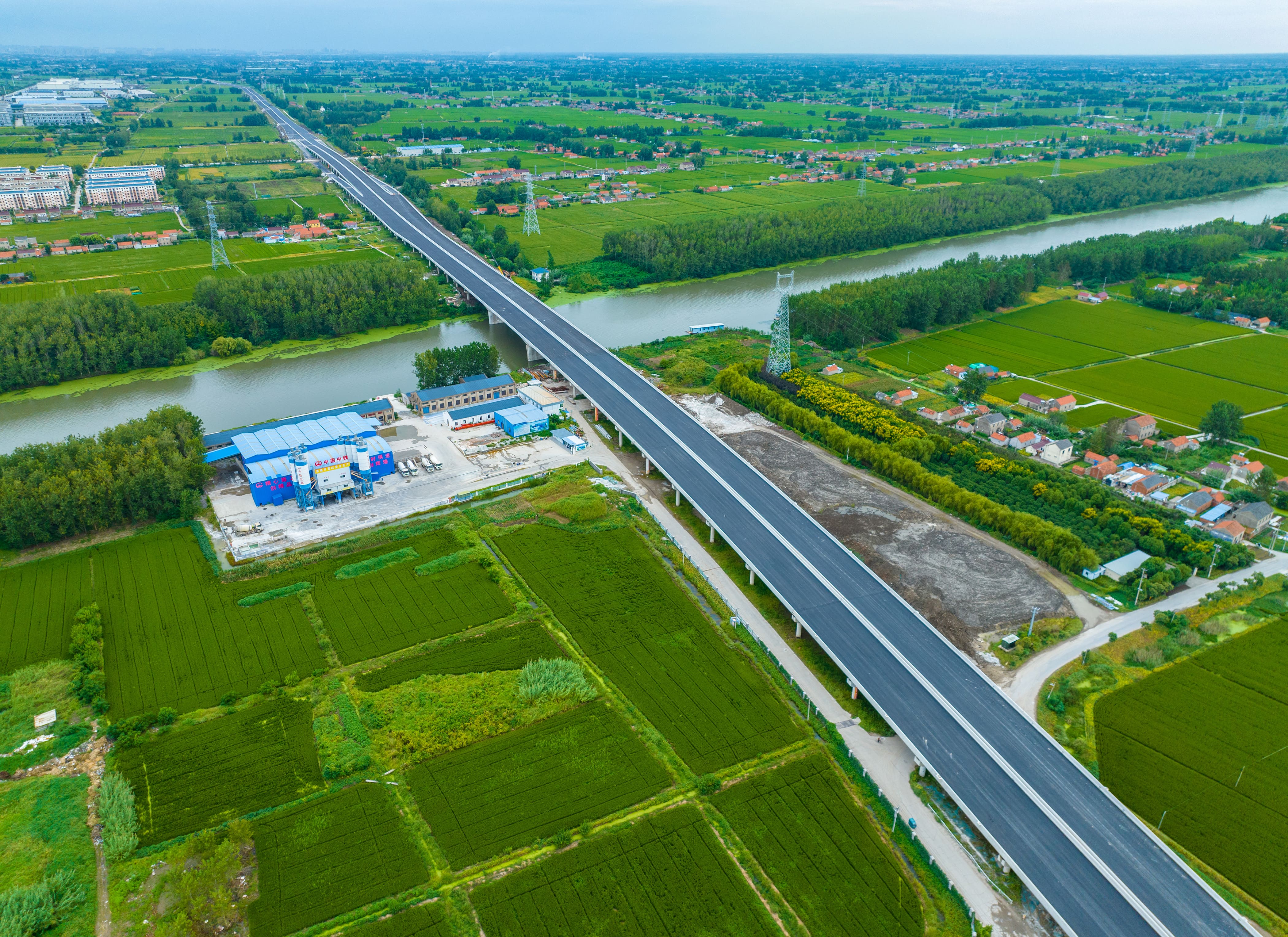已經完成瀝青下面層施工的跨黃沙港特大橋段.jpg