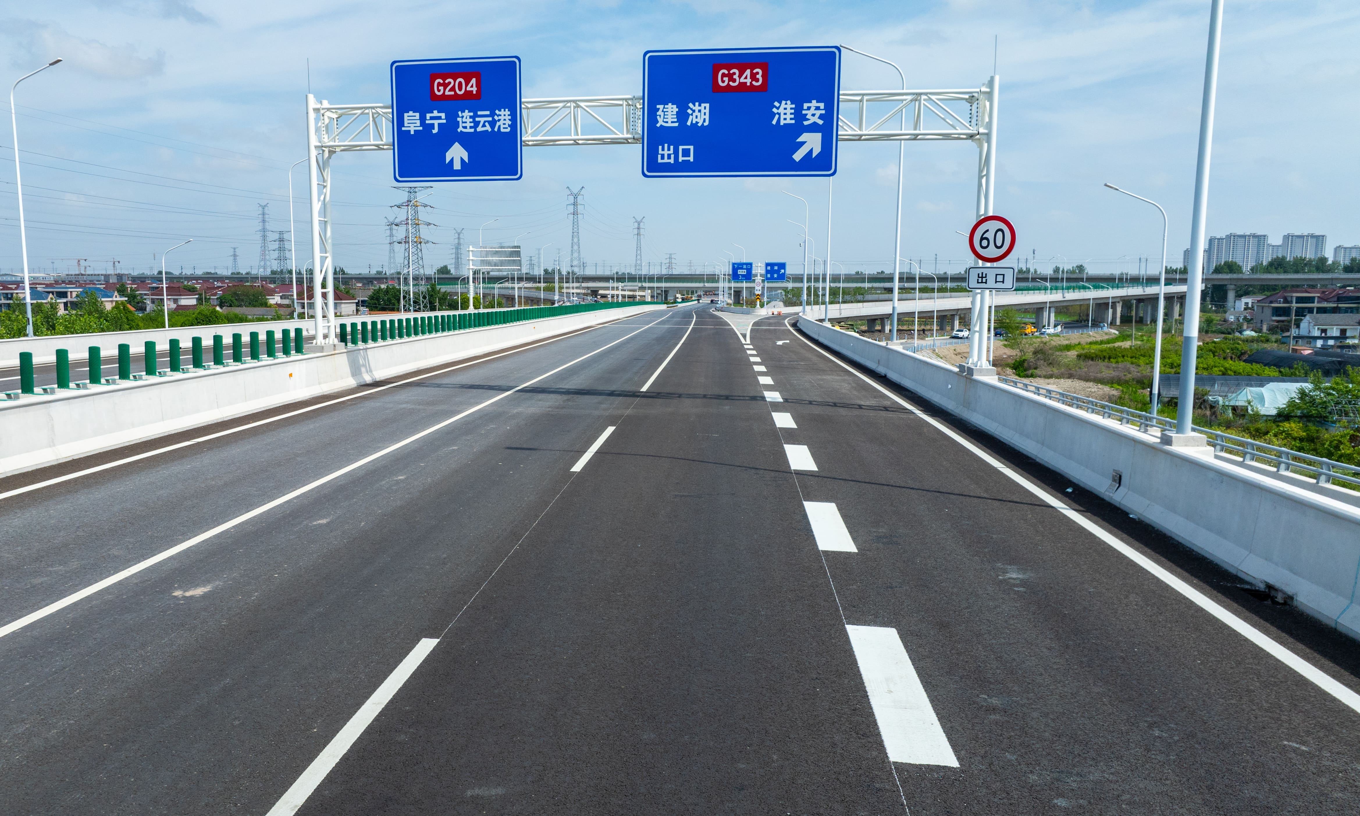 道路標志標牌基本安裝到位.jpg