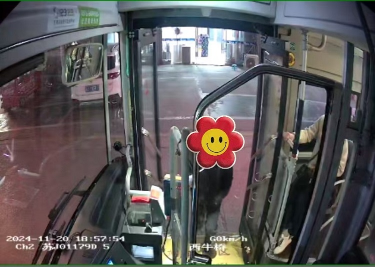 小女孩獨自坐車尋找.jpg