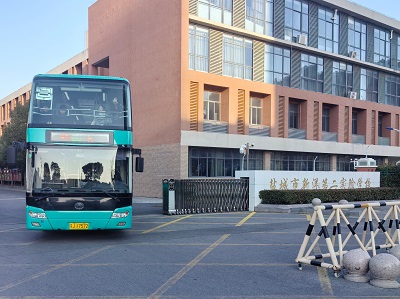 車輛放學駛出新洋第二實驗學校.jpg