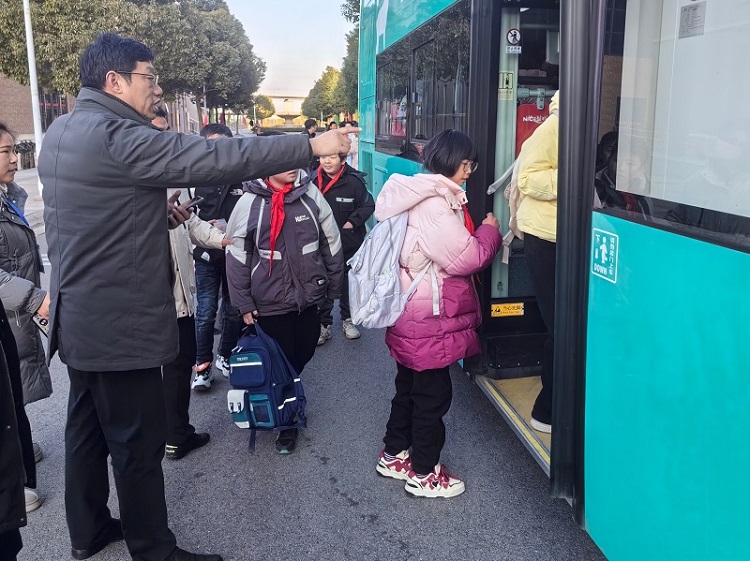 新洋第二實驗學校祝校長引導學生上車.jpg