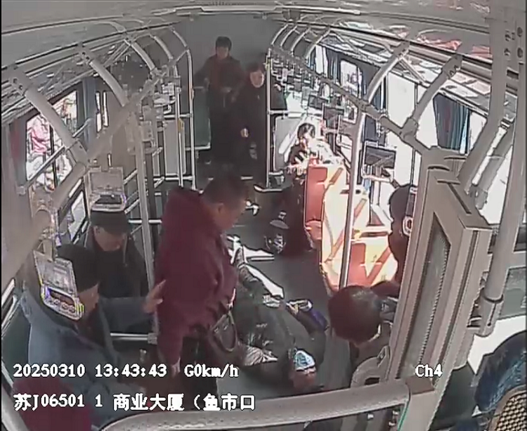 1-1路車廂內老人暈倒.png