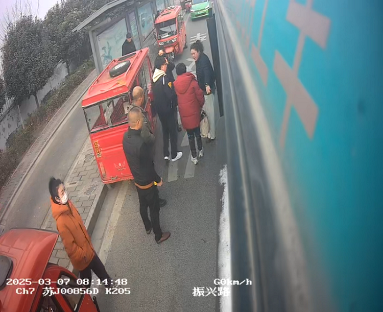 程楊攙扶視障乘客上出租車.png