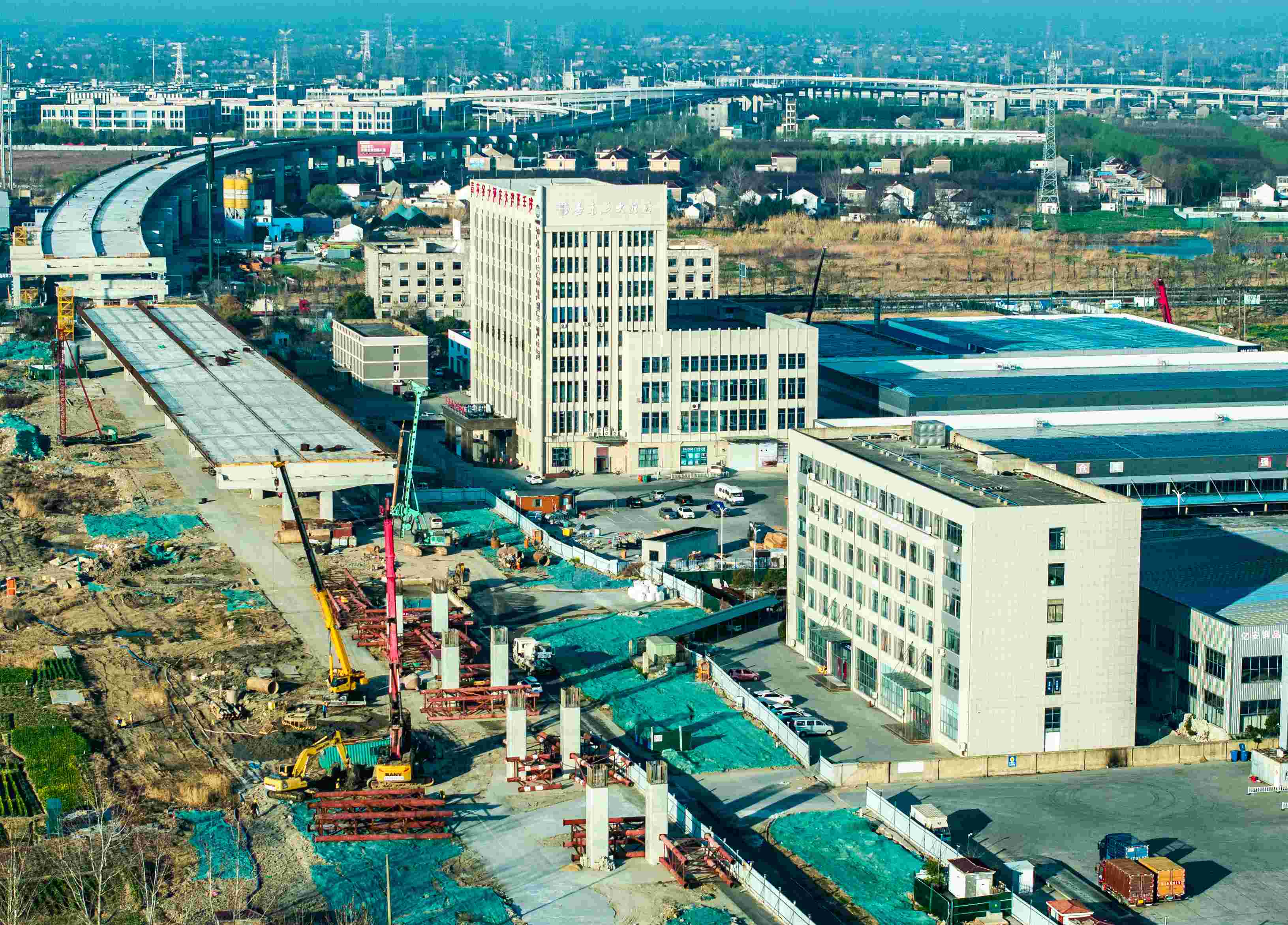 高架四期新業路高架現澆箱梁段正在搭設支架.jpg