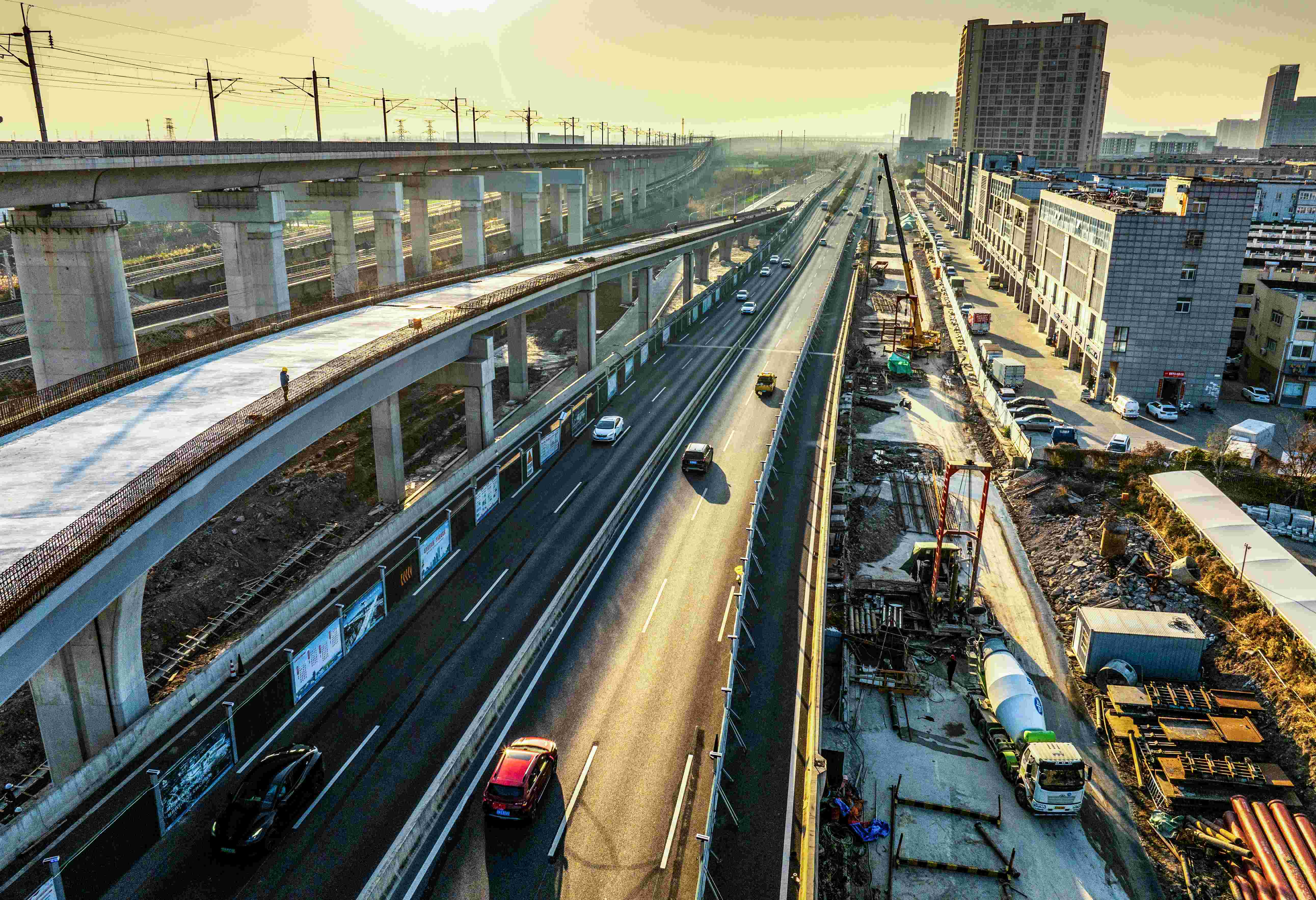 高架四期新業路高架與高架一期范公路高架轉接匝道正在施工.jpg